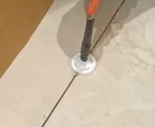 内丘瓷砖空鼓维修公司专业解答瓷砖在铺贴过程中，如果没有涂抹均匀到位的粘结材料（如水泥砂浆或瓷砖胶），可能会导致以下问题